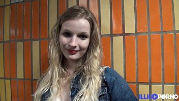 Odtwórz Dobry seks blondynka rucha się z dwoma mężczyznami naraz w Niemczech
