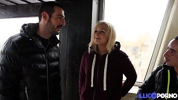 تشغيل تمارس جوليا الجنس مع رجلين في الهواء الطلق وتمتص الديوك