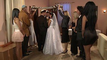 Jouer Xnxx avec la blonde après le mariage qui se fait sucer