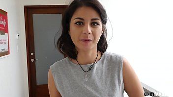 تشغيل امرأة سمراء مع رقائق تمارس الجنس مع حبيبتها وتتلقى كل نائب الرئيس في فمها
