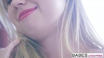 Riproduci Ragazza bionda che inserisce le dita nella figa