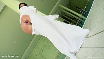 تشغيل قبل أن يتم اختراقها في الحمار ، تتلقى المرأة بعض ألسنة خطيرة