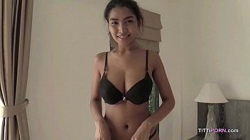 La asiática de 17 años nos enseña las tetas y el coño
