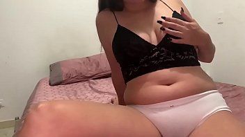 Riproduci Una latina con papà grandi e naturali fa sesso e le piace molto