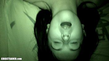 تشغيل مراهقة تم تصويرها في الليل عندما تعطي اللسان وتمارس الجنس في كس