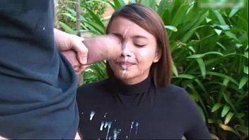 Ii face muie si o spermaeste pe ochi si nas