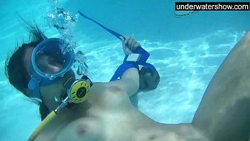 Riproduci Films xnxx la lega nell'acqua dove la scopa nella figa e le dà la lingua