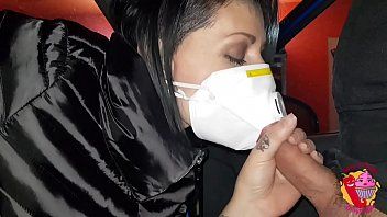 Odtwórz Chroniona przez covid, brunetka ssie przez maskę