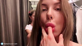 Reproduzir Xxx na cabine de teste no shopping baneasa com duas lésbicas