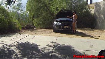 A morena faz sexo hardcore com um homem que conserta seu carro