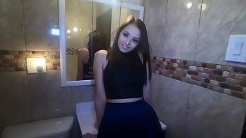 Riproduci Poro rumeno con una ragazza di 35 anni che fa xxx sul cesso