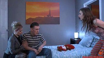 تشغيل تشارك الأم في تعليم ابنتها الثلاثيني