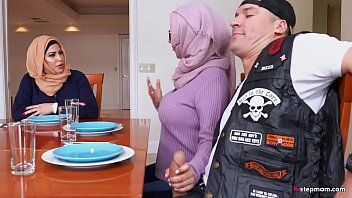 Afspelen Twee Arabieren geven poesjes aan een lelijke