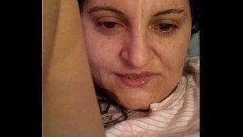Reproducir Incesto con un padre pervertido que penetra a su propia hija en el coño