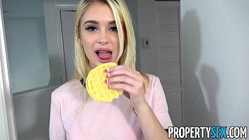 Abspielen Das blonde Teen reibt sich die Muschi und wird mit ihrem ganzen Penis gefickt