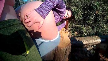 Afspelen Xnxx met een boer die door een man wordt gepenetreerd wanneer hij hout breekt