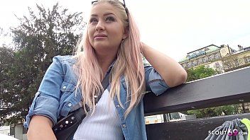 Abspielen Die blonde Kollegin ist eine ungesättigte Schlampe am Penis, die sich filmen lässt