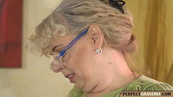 Odtwórz Stworzona mamuśka dobrze ujeżdżana przez dużego kutasa pełnego wolności