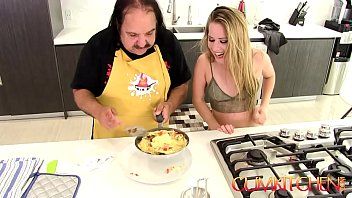 Reproduzir Um cozinheiro pervertido entra em uma loira fraca na cozinha