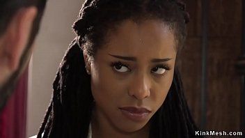 Afspelen Ebony bdsm regular door een dominante man
