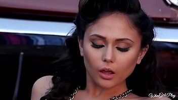 Play Gorgeous lesbians do xxx show for men's penis watching them