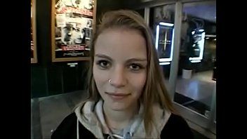 Abspielen Fick mit einer Teenagerin aus Bihor, die es liebt, ihre Hand auf den Penis ihres Partners zu legen