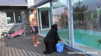 Reproduzir Foda-se com uma mulher árabe que dá um boquete na piscina 2018