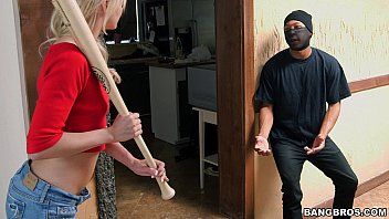 Redă Blonda il surprinde pe hot in casa si incepe sa ii linga penisul