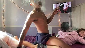 Reproduzir Foder com uma adolescente gostosa chorando no pênis